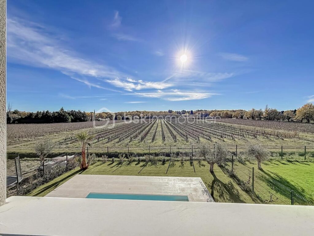 *** VILLA CONTEMPORAINE DE 130M2 AVEC GARAGE ET PISCINE – ARPAILLARGUES ET AUREILLAC *** – 5 pièces – 4 chambres – 120 m²