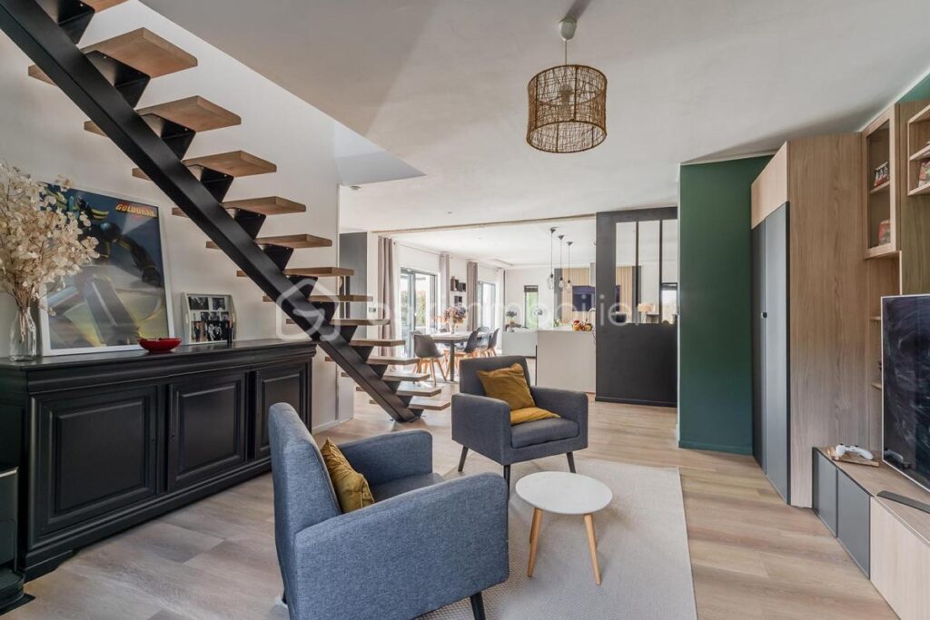 MAISON MODERNE QUASI AUTONOME AVEC PIECE DE VIE 80m2 – 5 pièces – 3 chambres – 163 m²