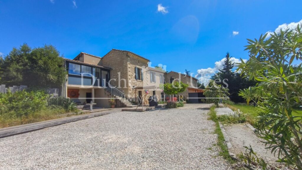 Maison – 9 pièces – 4 chambres – 200 m²