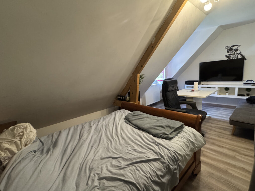 Proposée par Cazin Immobilier Située entre Vimoutiers et Gac – 6 pièces – 5 chambres – 109 m²