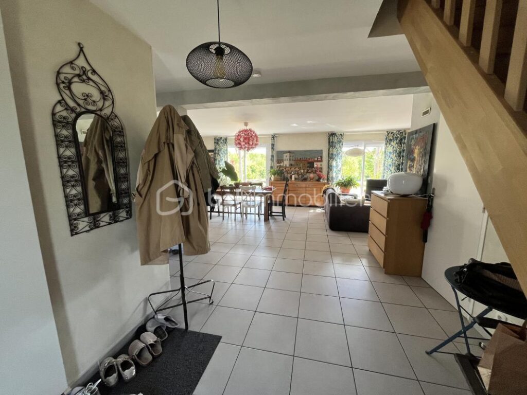 Magnifique maison familiale contemporaine en lisière de la Forêt des Bertranges avec double carport et garage – 7 pièces – 5 chambres – 180 m²