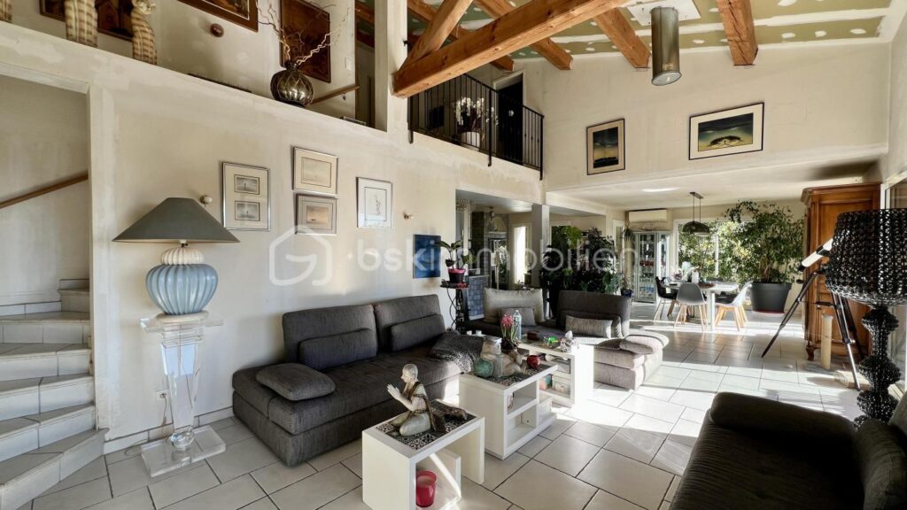 COUP DE CŒUR pour une villa individuelle à Vence Sud. Vue mer. Terrain piscinable – 4 pièces – 3 chambres – 135 m²