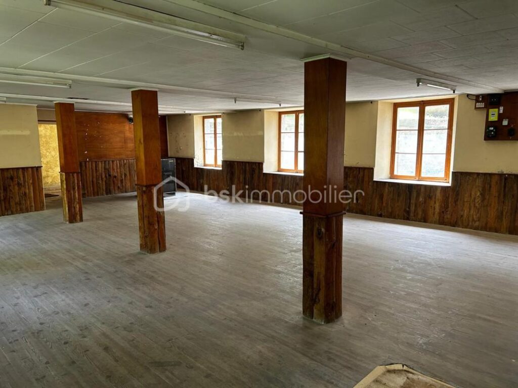 PONT-DE-BEAUVOISIN – PLATEAU 90 m² + CAVE 55 m² | FORT POTENTIEL – 1 pièce – NR chambres – 90 m²