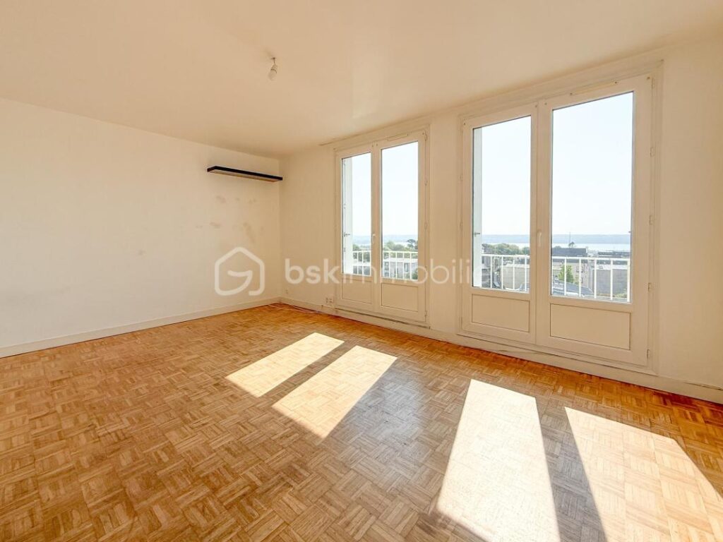 Quartier Saint-Marc : appartement lumineux avec une magnifique vue sur la rade – 3 pièces – 2 chambres – 74 m²