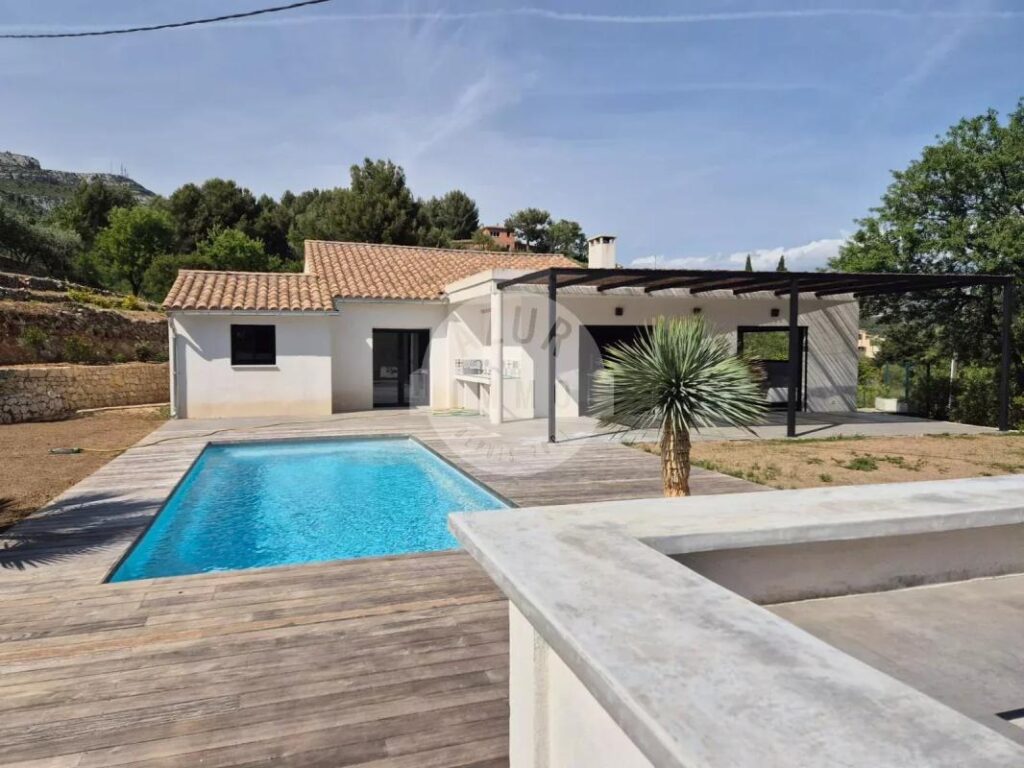 LOCATION – Villa Lascours 135m² sur 2200m² de terrain avec piscine et garage – 4 pièces – 3 chambres – 135 m²