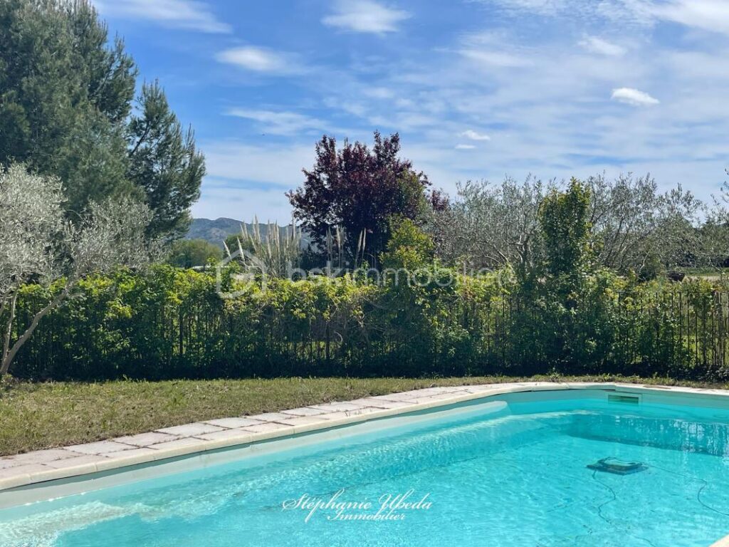 Mas de caractère de 250m2 – 6ch – sur 10000m2 au calme absolu – Cadre provençal d’exception à proximité du Golf de Pont Royal – 7 pièces – 6 chambres – 226 m²