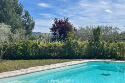 Mas de caractère de 250m2 – 6ch – sur 10000m2 au calme absolu – Cadre provençal d’exception à proximité du Golf de Pont Royal – 7 pièces – 6 chambres – 226 m²