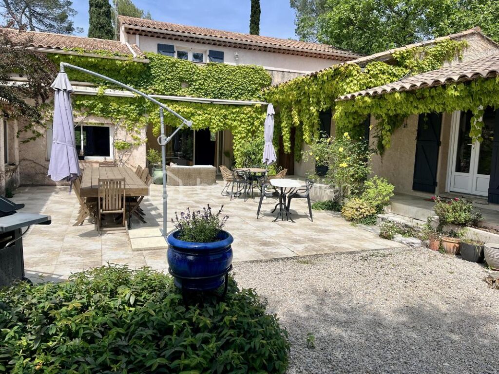 La villa d’architecte T10 – SAINT PAUL En FORET (83440) – 282 m2 – 10 pièces – 8 chambres – 282 m²