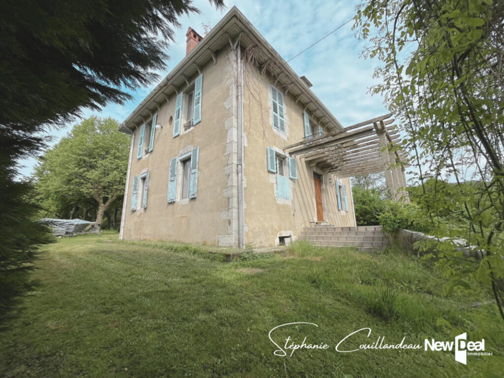 Grande maison de maître sur les hauteurs de Chambéry (limite Sonnaz) au calme avec vue dégagée – 8 pièces – 6 chambres – 213 m²