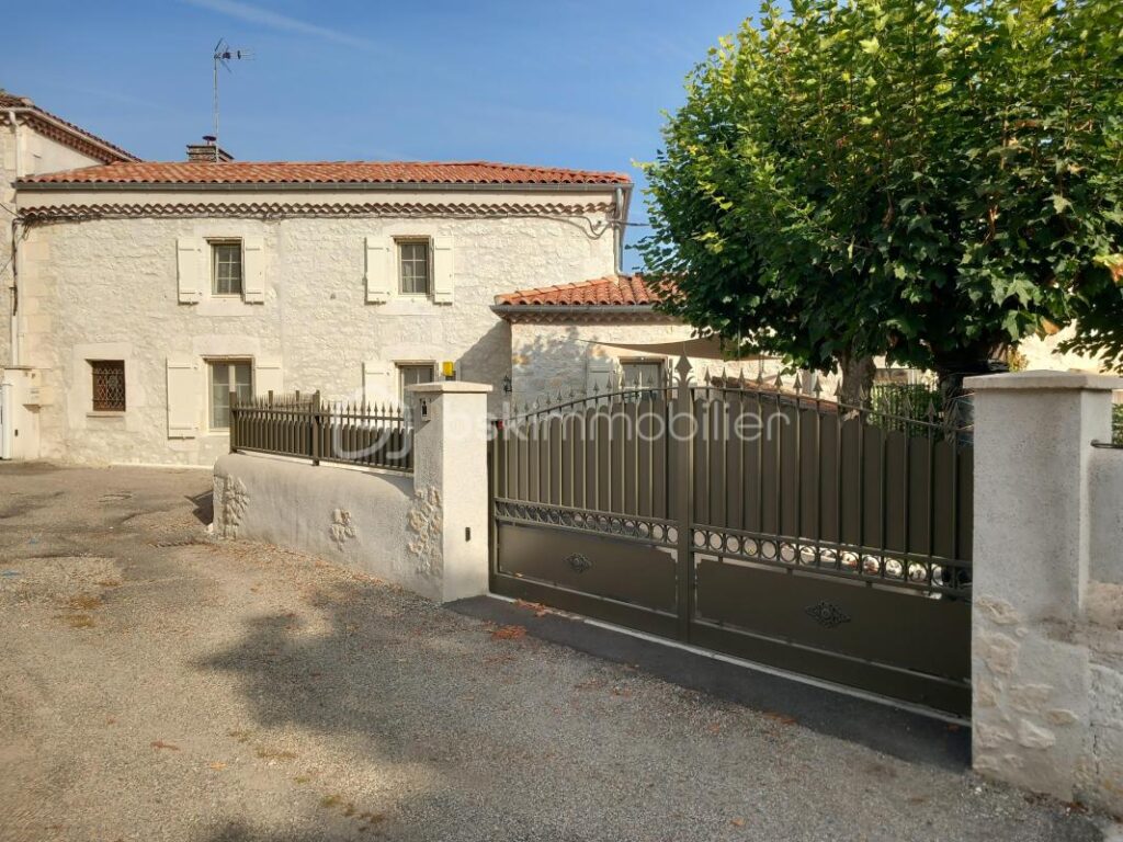 PROPRIETE EN PIERRE PROCHE AGEN- 3 CHAMBRES- MEZZANINE- JARDIN- CLOITRE – 5 pièces – 3 chambres – 181 m²