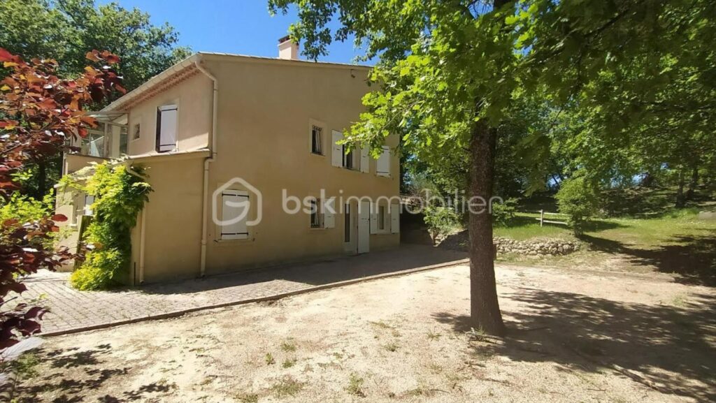 Maison 230 m² 3 appartements , 1 T4, 1 T2, 1 studio sur 3500 m² de terrain – 8 pièces – 5 chambres – 250 m²