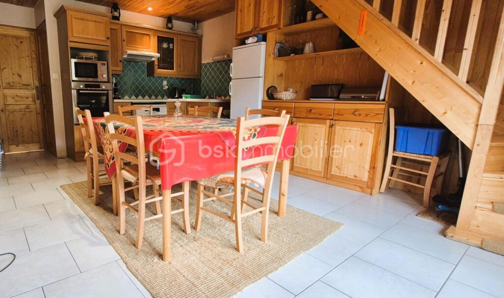 🏡🏔️ MAISON AVEC STUDIO INDÉPENDANT – VILLAGE D’ALLOS – VUE MONTAGNES – 6 pièces – 3 chambres – 108 m²