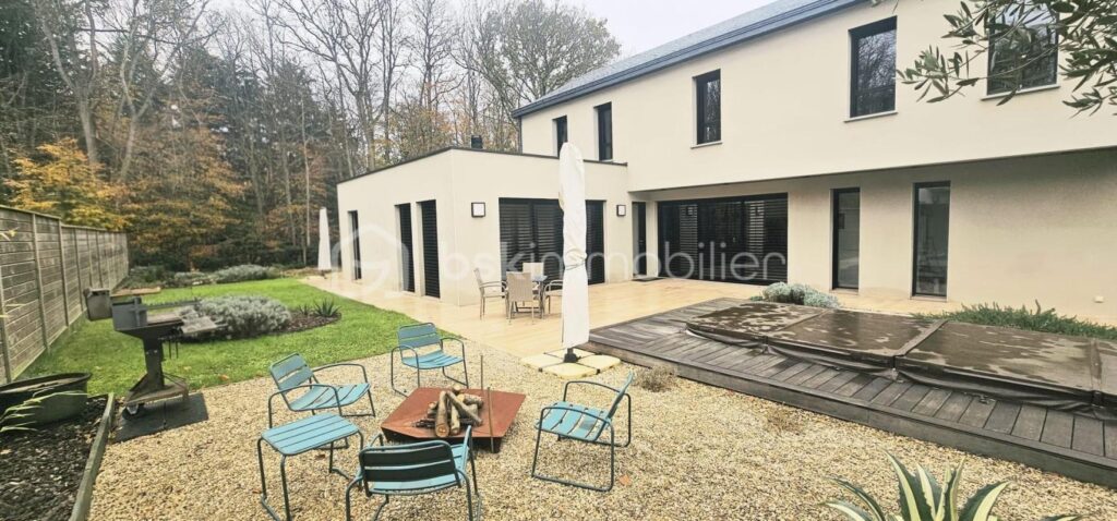 SUPERBE PROPRIETE DE 2021 AVEC SPA DE NAGE – 7 pièces – 4 chambres – 203 m²