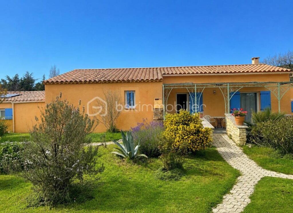 Maison de plain-pied prête à vivre avec piscine, garage et vue ouverte sur le Luberon sur terrain plat et clôturé de 1549 m² – 7 pièces – 4 chambres – 150 m²