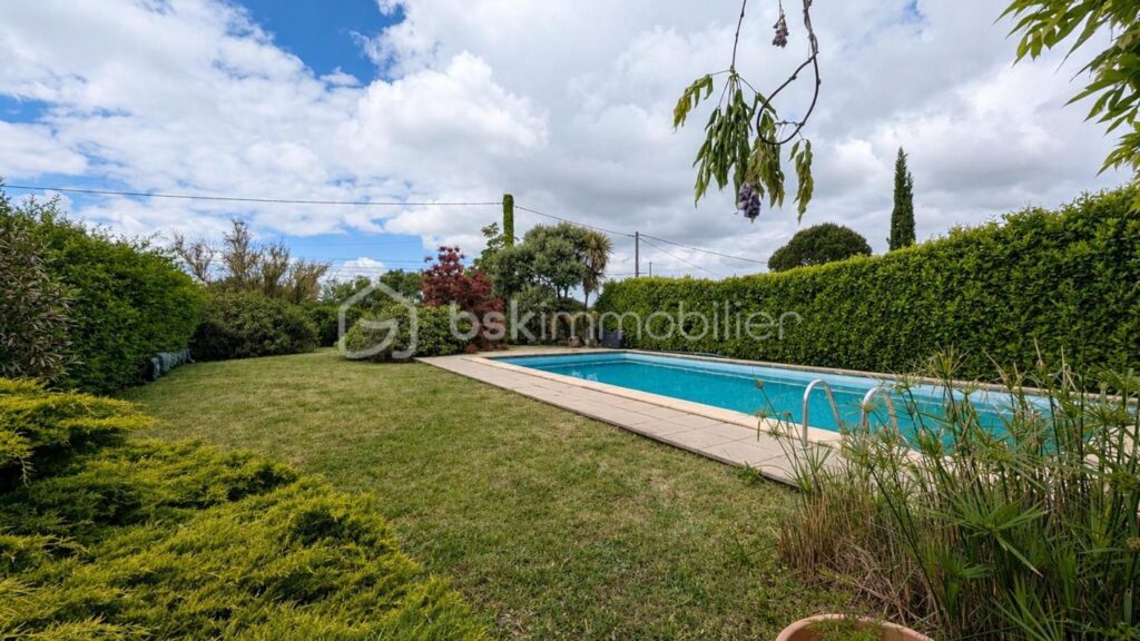 Maison familiale sans vis-à-vis avec piscine sur 2 000 m² de terrain – 6 pièces – 5 chambres – 160 m²