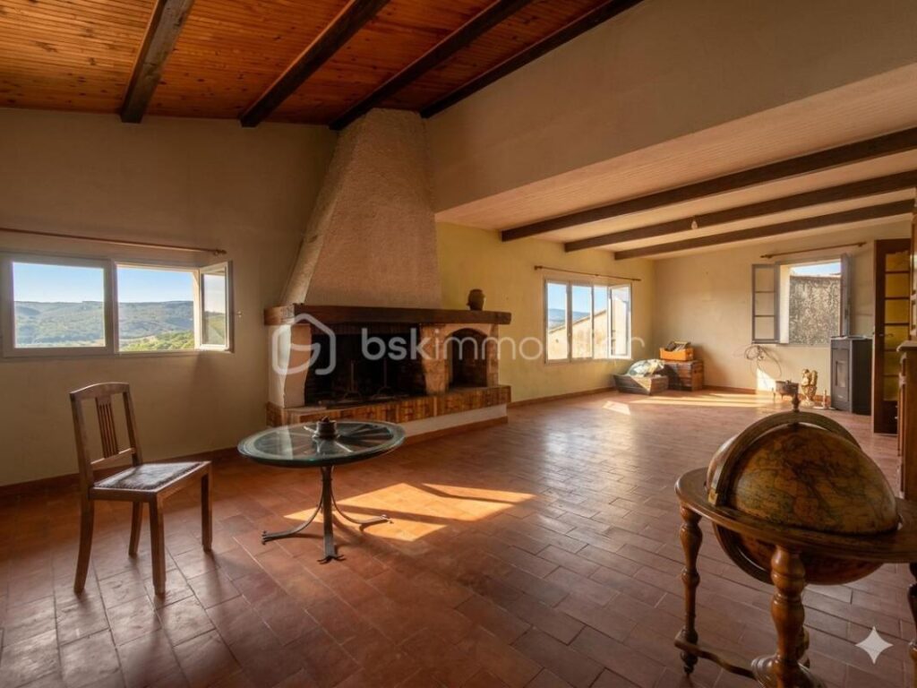 🏡 **Maison de village pleine de charme au cœur de Sault – 156 m² env. avec fort potentiel !** 🏡 – 6 pièces – 5 chambres – 156 m²