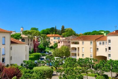 MOUANS-SARTOUX – APPARTEMENT 3 PCES – 62M² – PARKING – CALME – 5 MIN DU CENTRE A PIED – 3 pièces – 2 chambres – 62 m²