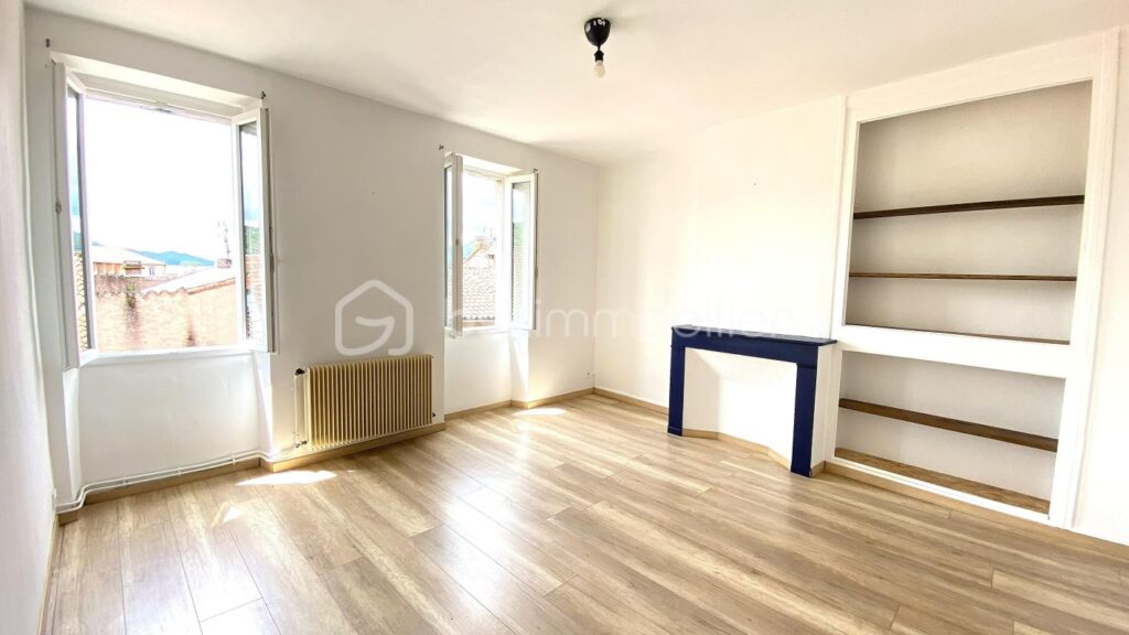 Appartement T4 rénové – 78 m² – Dernier étage – Proximité immédiate centre-ville Saint-Affrique – 4 pièces – 3 chambres – 78 m²
