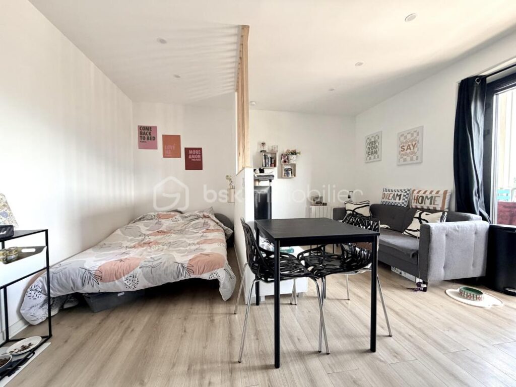 Studio avec cave et 2 places de stationnement entièrement rénové à Saint-Martin-Bellevue – 1 pièce – NR chambres – 24 m²
