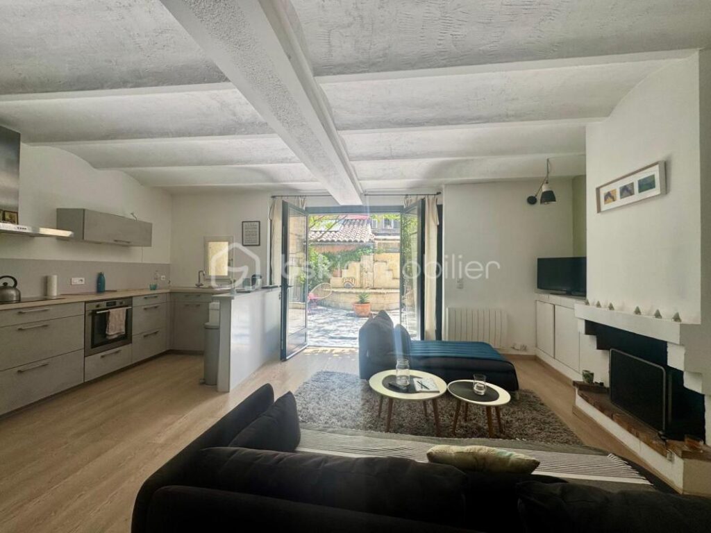 EGUILLES : Maison de ville 5 pièces avec cour – 5 pièces – 4 chambres – 100 m²