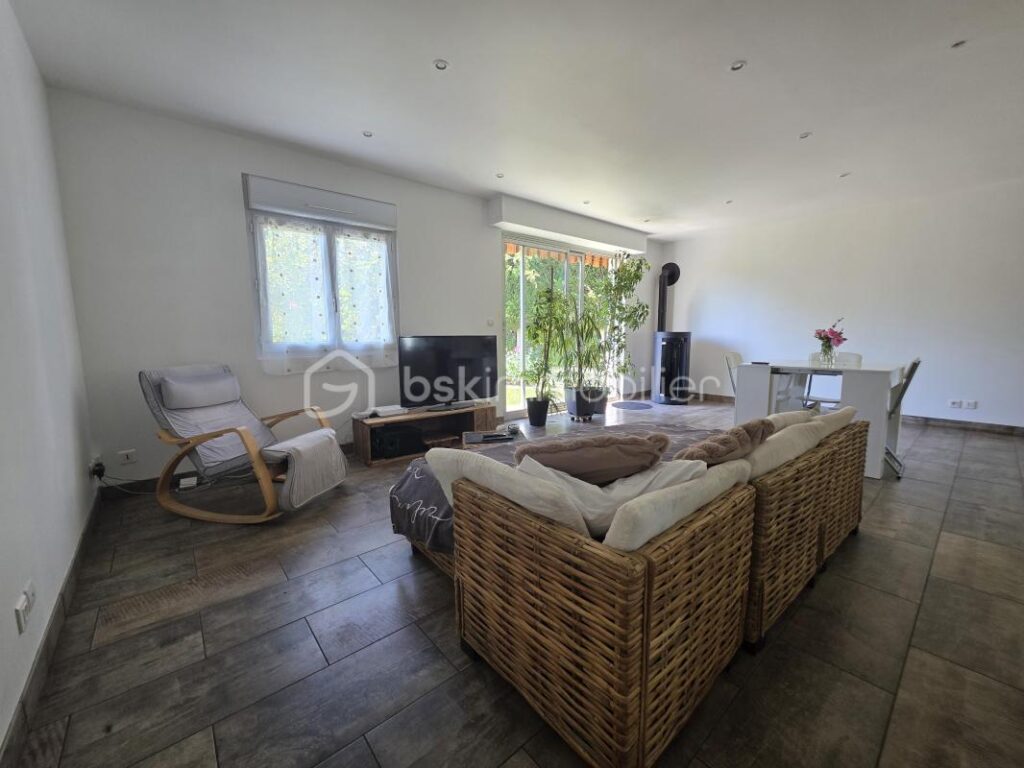 Pavillon de plain pied avec sous sol – 4 pièces – 2 chambres – 90 m²