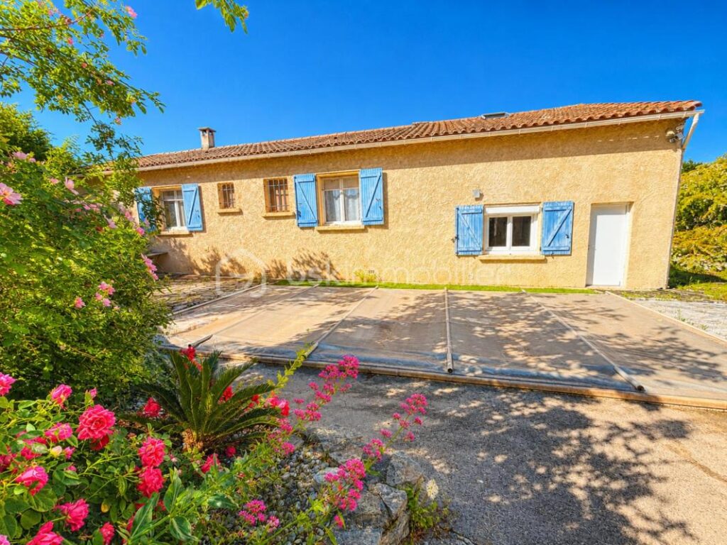 Maison familiale avec piscine et dépendance sur 1000m2 de terrain – 6 pièces – 4 chambres – 160 m²