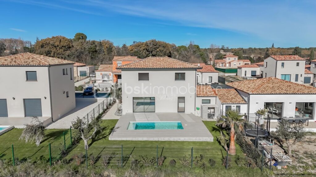 *** VILLA CONTEMPORAINE DE 130M2 AVEC GARAGE ET PISCINE – ARPAILLARGUES ET AUREILLAC *** – 5 pièces – 4 chambres – 120 m²