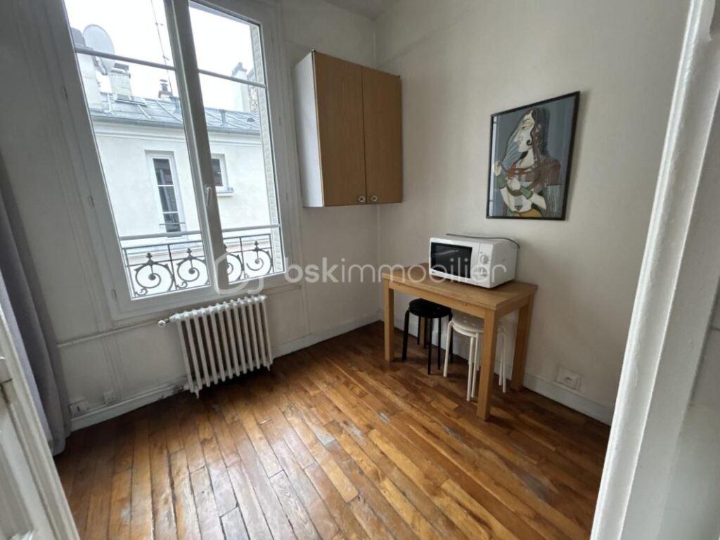 PARIS 17ᵉ – DERNIER ÉTAGE AU CALME – INVESTISSEMENT IDÉAL OU PIED-À-TERRE PARISIEN – 2 pièces – 1 chambre – 17 m²