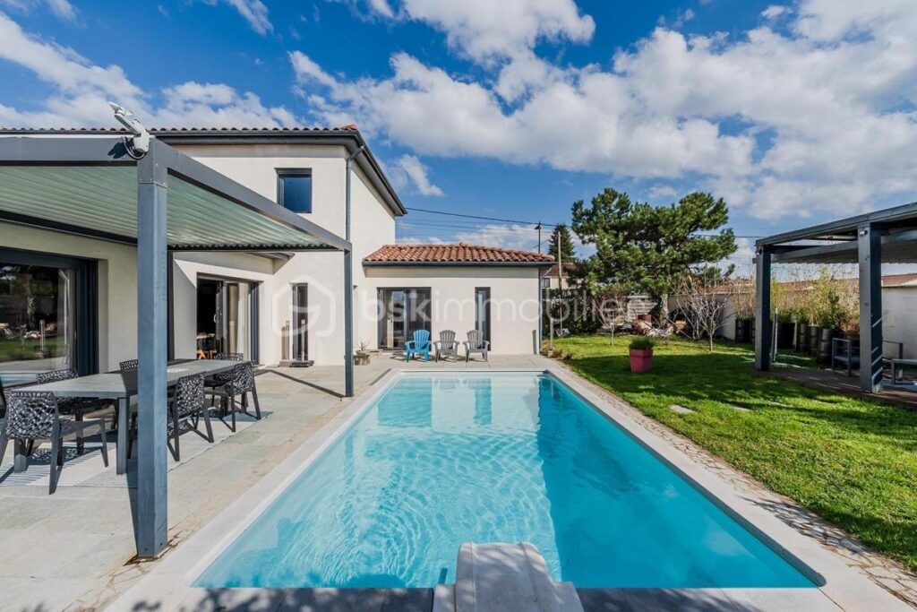 MAISON MODERNE QUASI AUTONOME AVEC PIECE DE VIE 80m2 – 5 pièces – 3 chambres – 163 m²