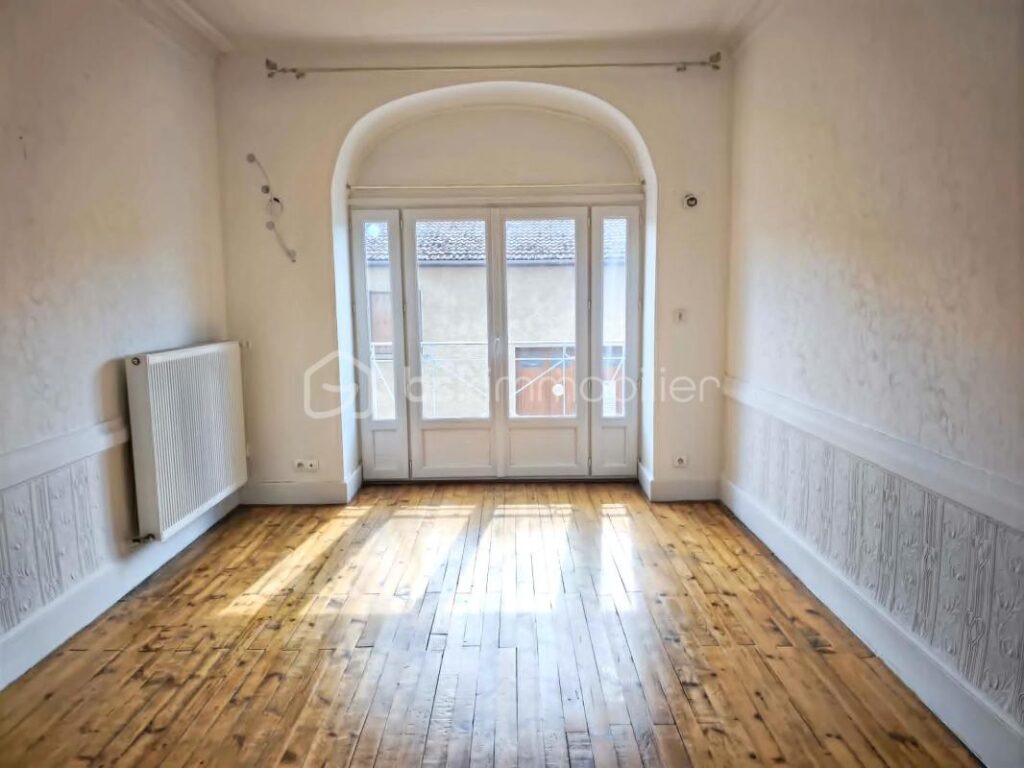 IMMEUBLE DE RAPPORT – 2 APPARTEMENTS – GARAGE – TERRAIN – NOIRÉTABLE – 6 pièces – NR chambres – 136 m²