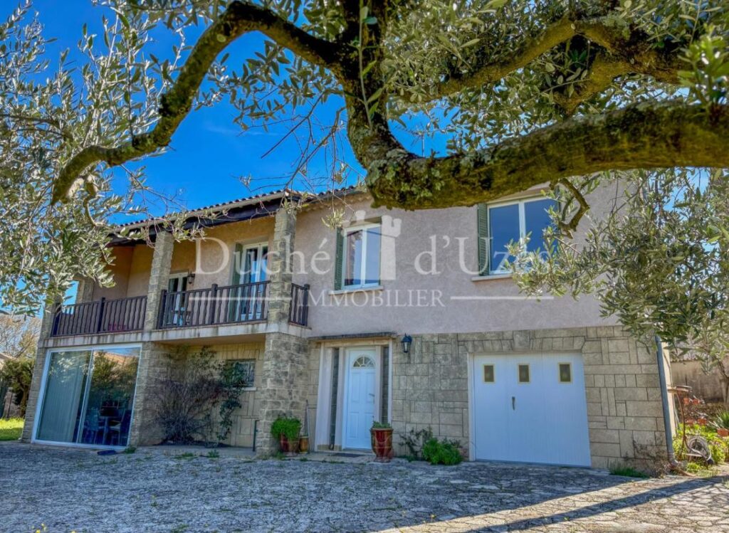 Villa – 8 pièces – 5 chambres – 145 m²