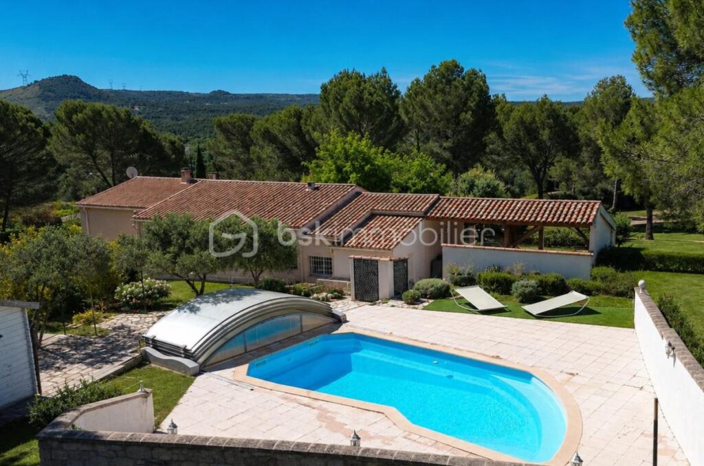 Rare à la vente – Maison de plain-pied avec vue dominante et cadre naturel unique – 6 pièces – 5 chambres – 155 m²