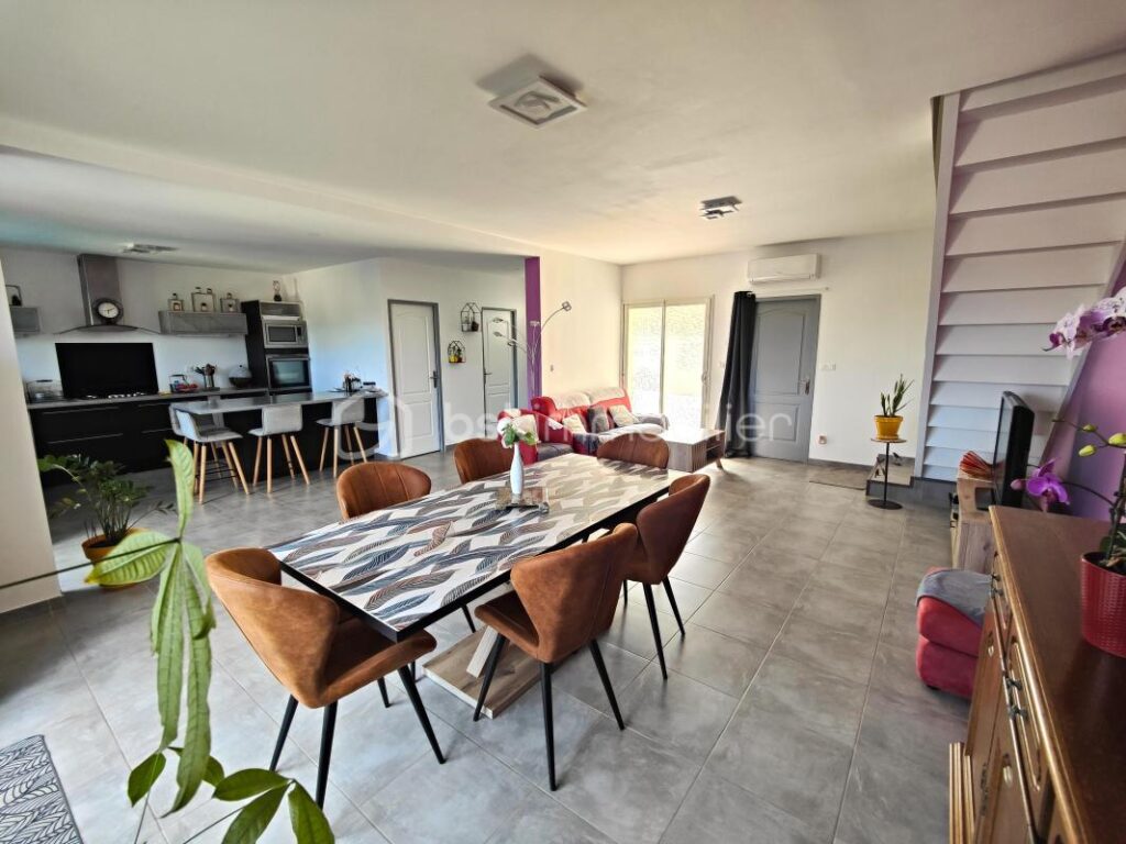 MONTREDON DES CORBIÈRES – VILLA R+1 – 120m² habitable – 3 CHAMBRES – DRESSING – CLIMATISATION RÉVERSIBLE – GARAGE – PISCINE EN DUR – VUE EXCEPTIONNELLE – 4 pièces – 3 chambres – 120 m²