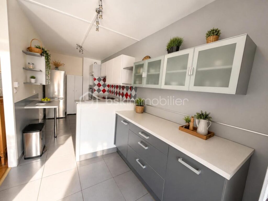 Appartement T5 lumineux avec balcon, vue dégagée, cave et double stationnement – 5 pièces – 3 chambres – 89 m²