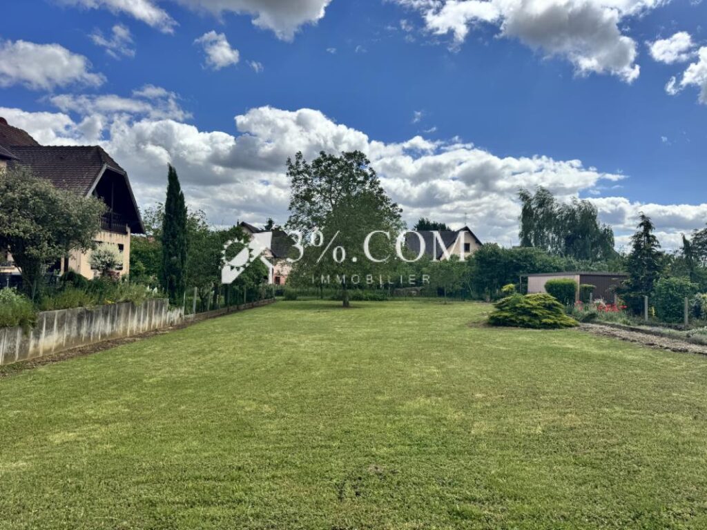 3%COM Très beau terrain constructible 9 ares – NR pièces – NR chambres – 912 m²