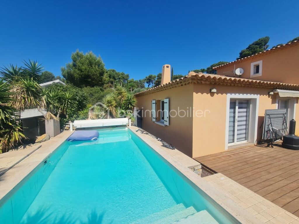 CARQUEIRANNE: VILLA T6 DE 130 M2 AVEC PISCINE VUE MER – 6 pièces – 4 chambres – 130 m²
