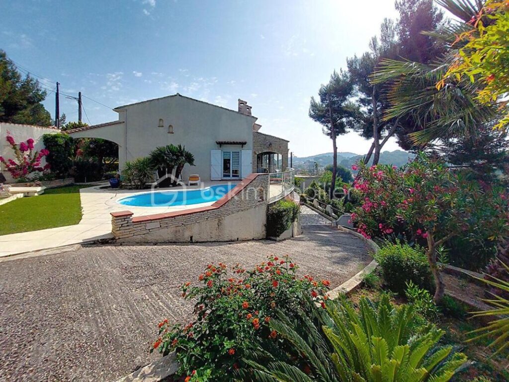 Villa 2 appartements T5 et T3 avec piscine et garage – 7 pièces – 5 chambres – 221 m²