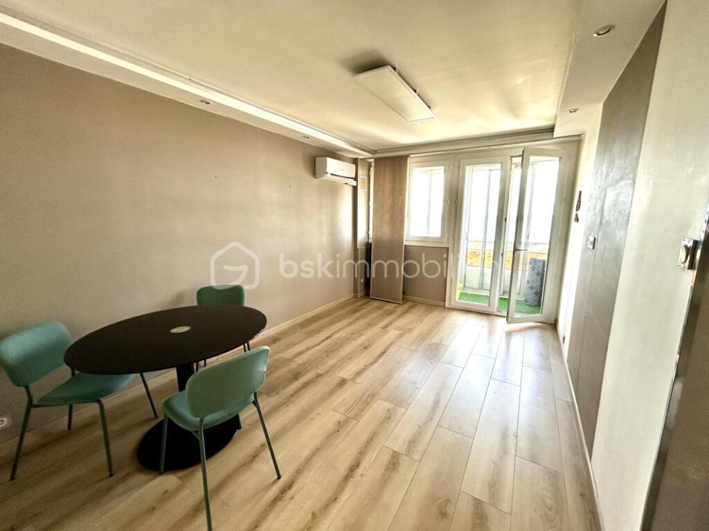Appartement lumineux traversant entièrement rénové – Vue étang- Parking – Cave – 3 pièces – 2 chambres – 52 m²