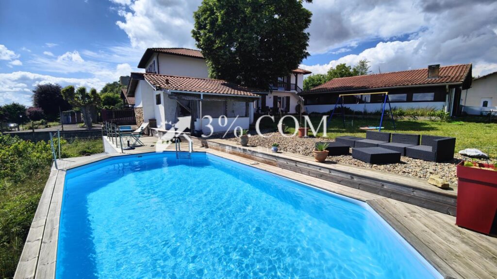 Maison de caractère 7 chambres avec vue dégagée, piscine et – 9 pièces – 7 chambres – 214 m²