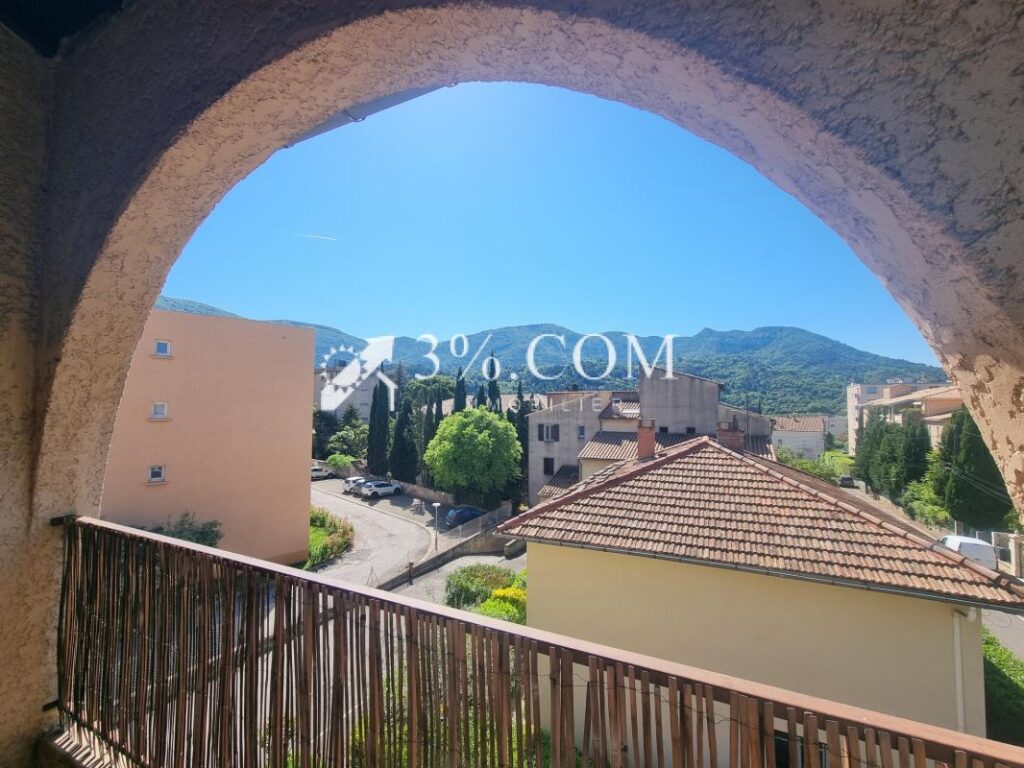JOLI APPARTEMENT 2 PIECES A RAFRAICHIR DANS PETITE COPRO AU – 2 pièces – NR chambres – 43 m²