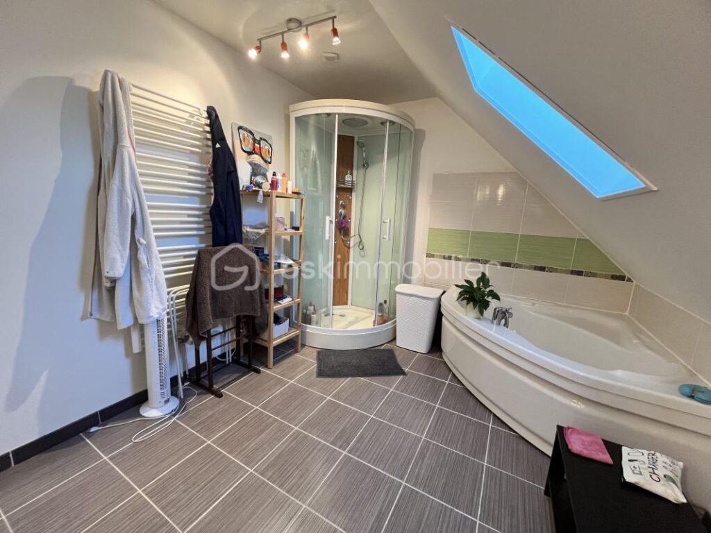 Magnifique maison familiale contemporaine en lisière de la Forêt des Bertranges avec double carport et garage – 7 pièces – 5 chambres – 180 m²