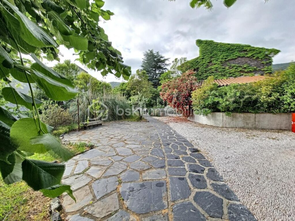 A VENDRE MAISON DE CARACTERE DE 278M² SUR TERRAIN DE 1562M² DONT UNE PARTIE CONSTRUCTIBLE A CERET – CENTRE VILLE – PROCHE DE TOUS LES COMMERCES ET DES ECOLES A PIED – AUCU VIS A VIS – PROCHE DU STADE – 11 pièces – 6 chambres – 278 m²