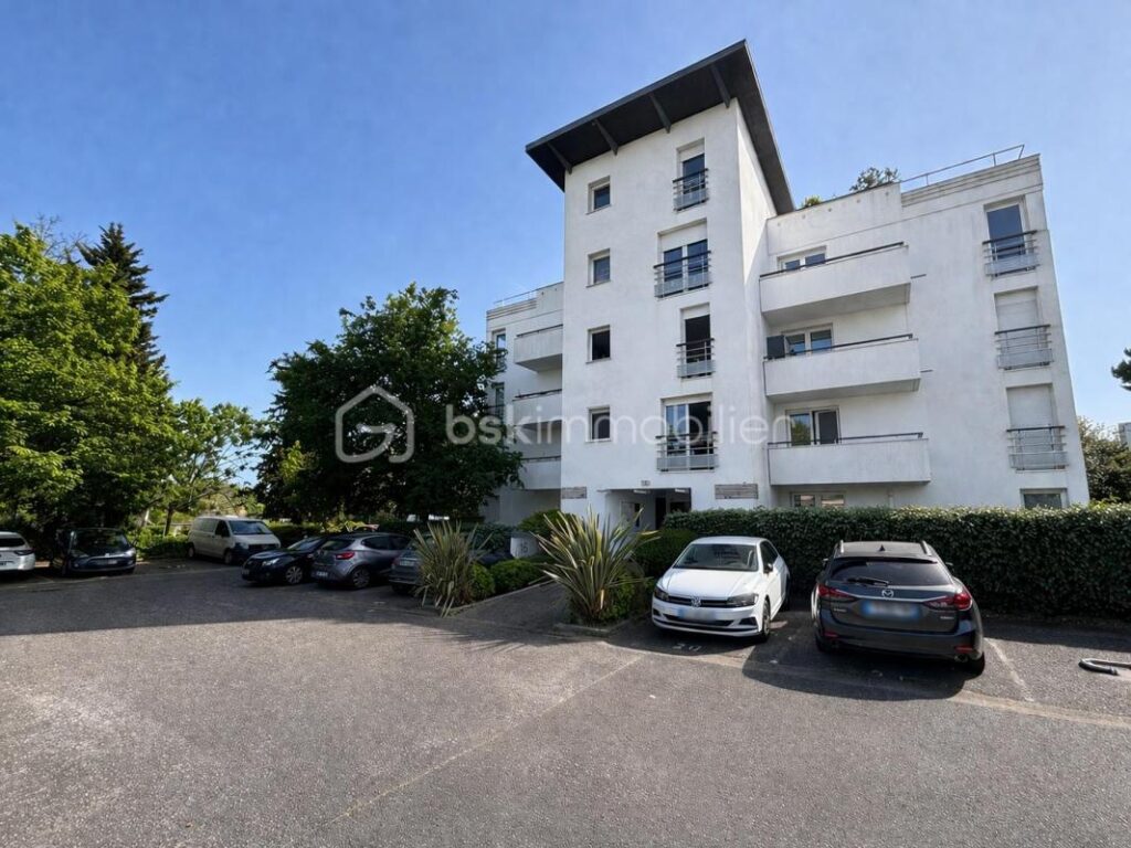 T3 traversant de 68 m² avec terrasse, balcon et parking – Hyper-centre de Bruges – 3 pièces – 2 chambres – 69 m²
