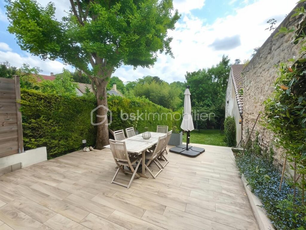 Charmante maison au coeur du village avec jardin – 6 pièces – 4 chambres – 142 m²