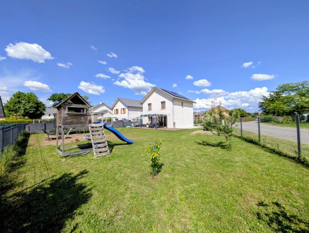 HAUTEVILLE-SUR-FIER — MAISON RECENTE — 4 CHAMBRES — CALME — VUE DEGAGEE — TERRASSE — JARDIN – 5 pièces – 4 chambres – 101 m²