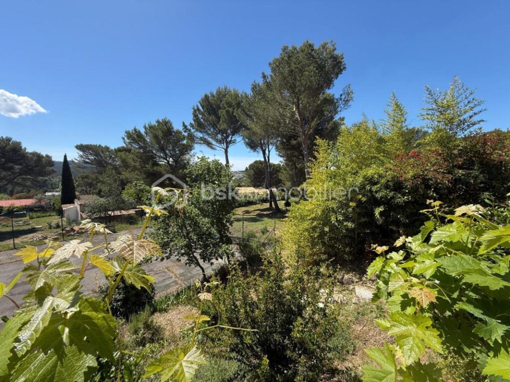 Rare à la vente – Maison de plain-pied avec vue dominante et cadre naturel unique – 6 pièces – 5 chambres – 155 m²