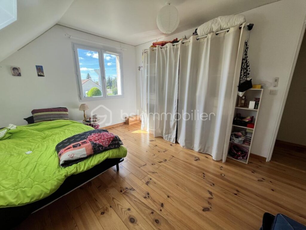 Magnifique maison familiale contemporaine en lisière de la Forêt des Bertranges avec double carport et garage – 7 pièces – 5 chambres – 180 m²