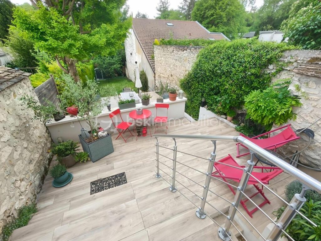 Charmante maison au coeur du village avec jardin – 6 pièces – 4 chambres – 142 m²