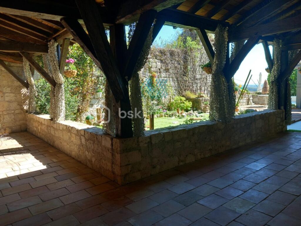 PROPRIETE DE VILLAGE EN PIERRE – PROCHE NERAC- 3 CHAMBRES- MEZZANINE- JARDIN- CLOITRE – 5 pièces – 3 chambres – 181 m²
