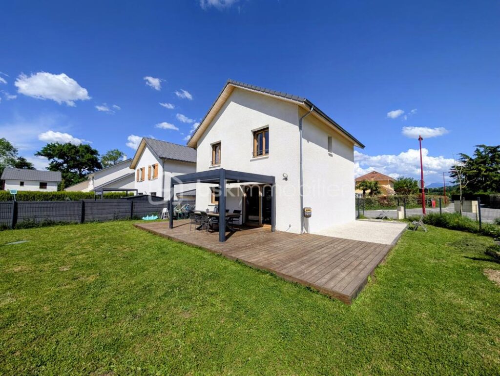 HAUTEVILLE-SUR-FIER — MAISON RECENTE — 4 CHAMBRES — CALME — VUE DEGAGEE — TERRASSE — JARDIN – 5 pièces – 4 chambres – 101 m²